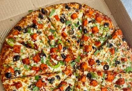 Delicious Tandoori Chicken Pizza in Calgary, AB